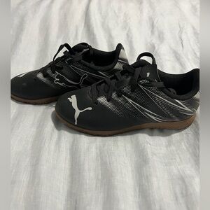 NEW with no tags-Kids Puma indoor soccer shoes. Size 13